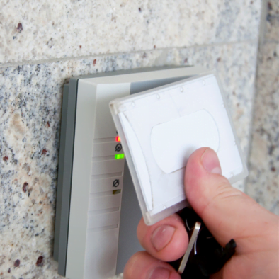 Contrôle d'accès à l'entrée pour protéger un résidence étudiante