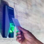 Contrôle d'accès électronique avec lecteur de badge et d'empreunte