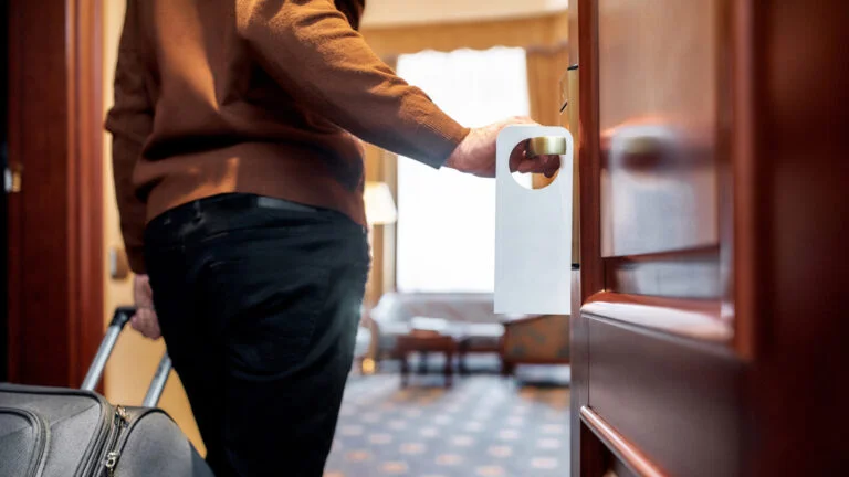 Bannière décorative pour l'article comment sécuriser un hôtel