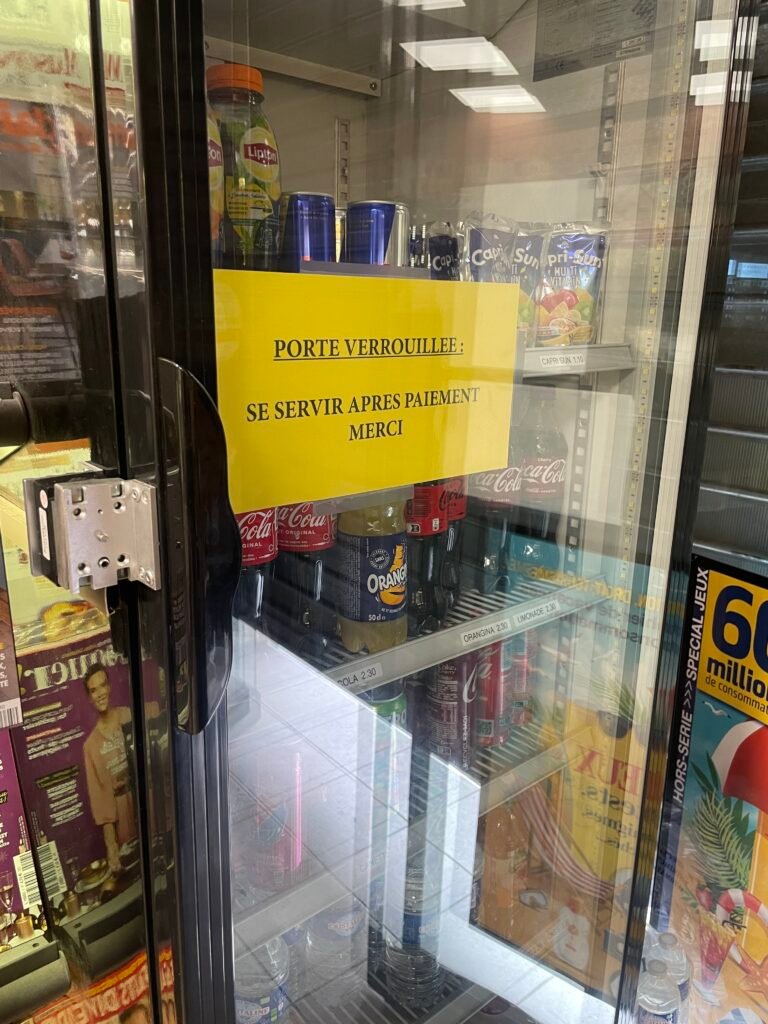 Ventouse électromagnétique pour sécuriser le frigo avec porte vitré d'un commerce