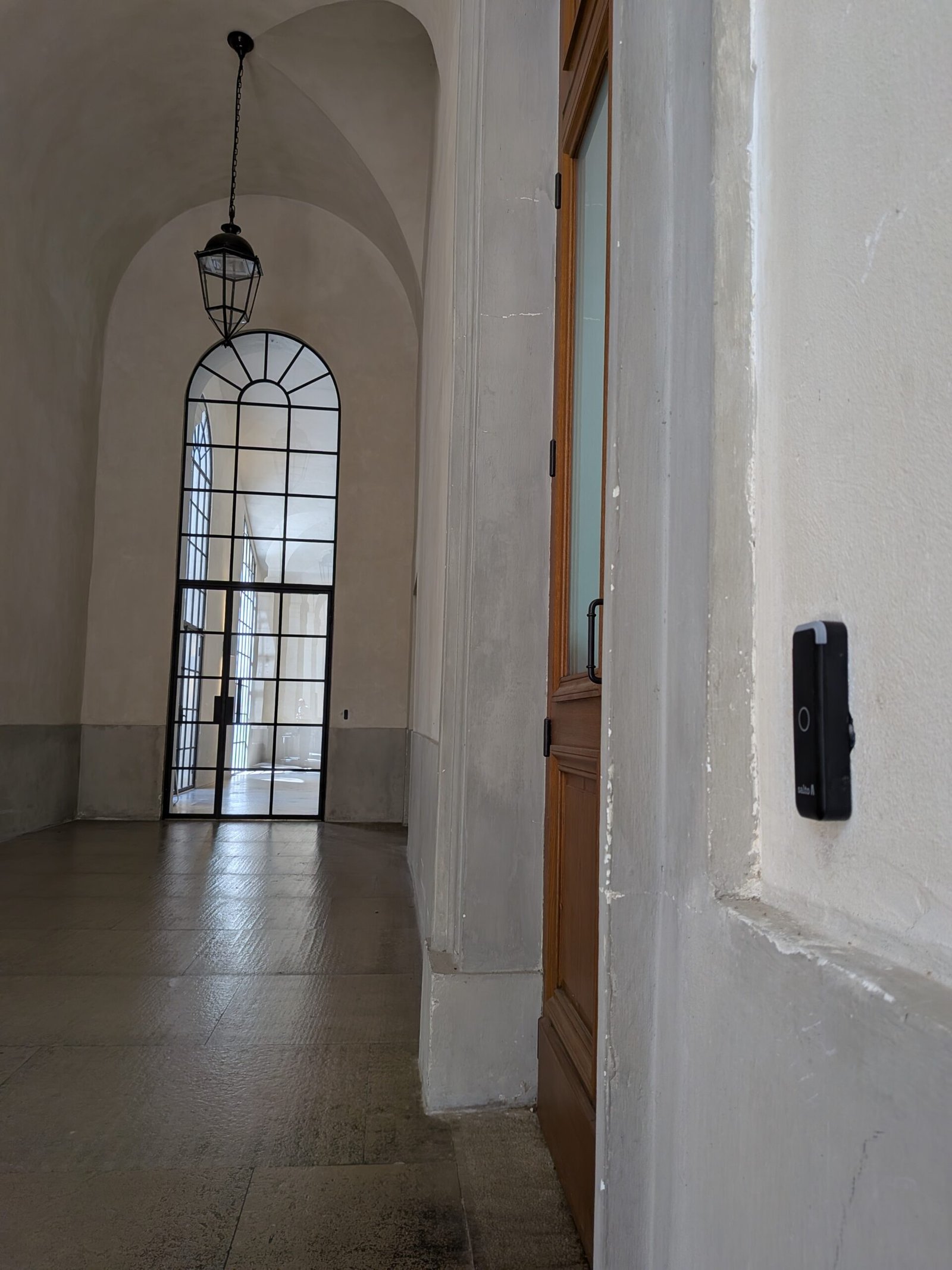 PXL_20260527_131537305 Lecteur Salto XS4 sur un encadrement de porte dans un bâtiment historique