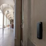 Lecteur de contrôle d'accès Salto XS4 dans une galerie voûtée d'un bâtiment patrimonial